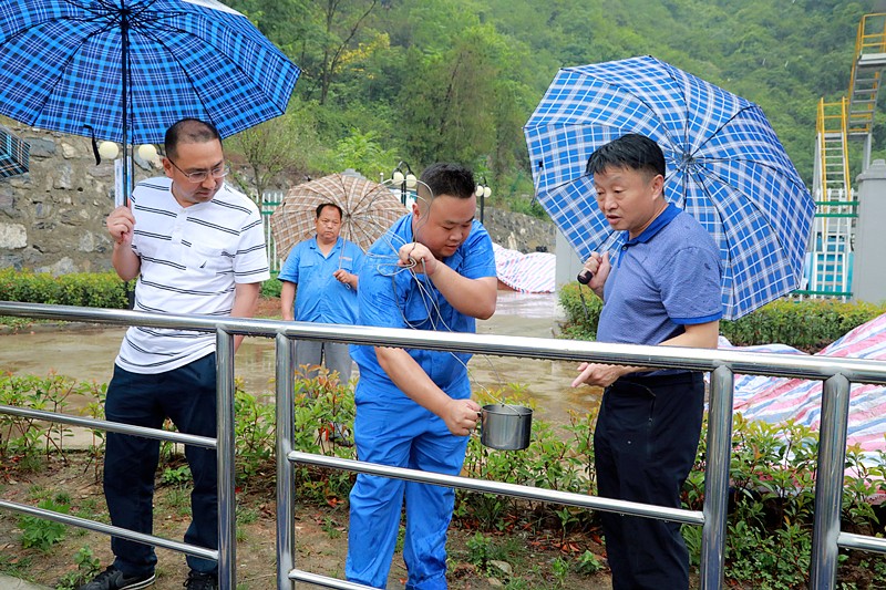 熊良虎在镇安污水处理厂调研时指出：以守护人民群众喝上清洁的水、放心的水为出发点，，，，，，助力打好碧水守卫战