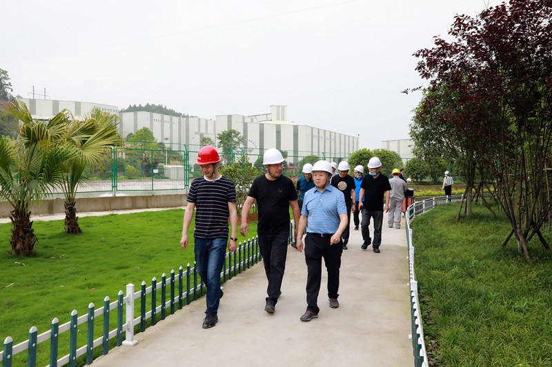 熊良虎在重庆市中科大业集团考察时强调：坚持生态优先战略，，，，，念好生态经、走好扶贫路