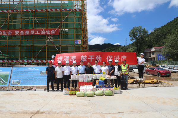 优发国际集团开展“送清凉”活动 关爱一线职工