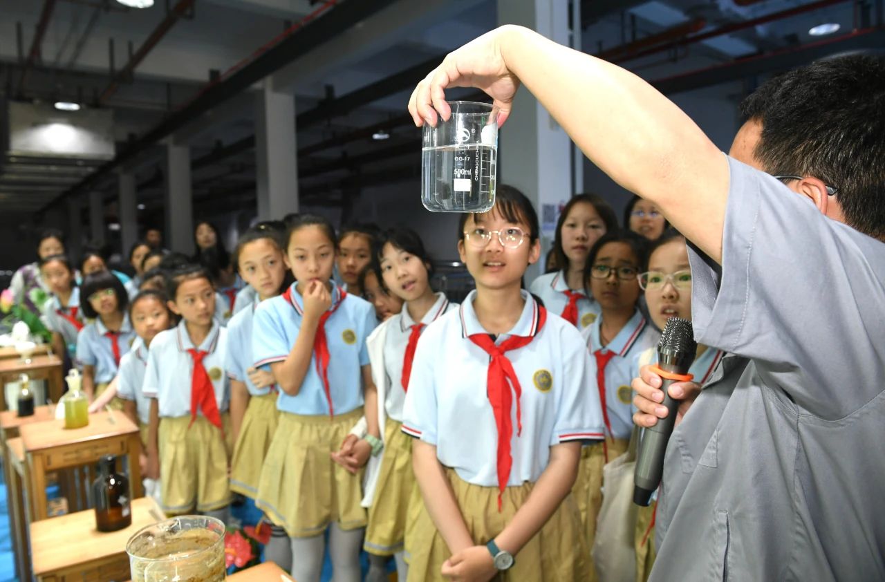 西安宣布｜小学生走进优发国际集团白鹿原水生态中心开启污水“再生”探秘之旅